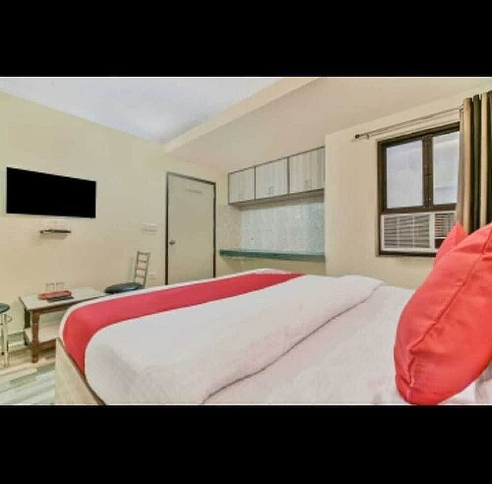 Hotel Clink Delhi Airport Deluxe Room With high Speed Wi-Fi 17