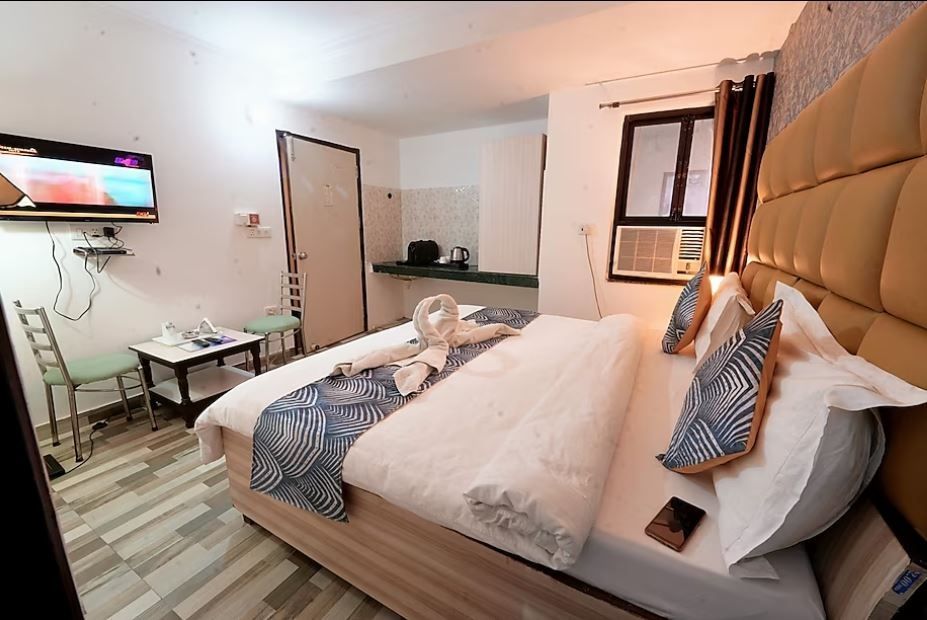 Hotel Clink Delhi Airport Deluxe Room With high Speed Wi-Fi 3