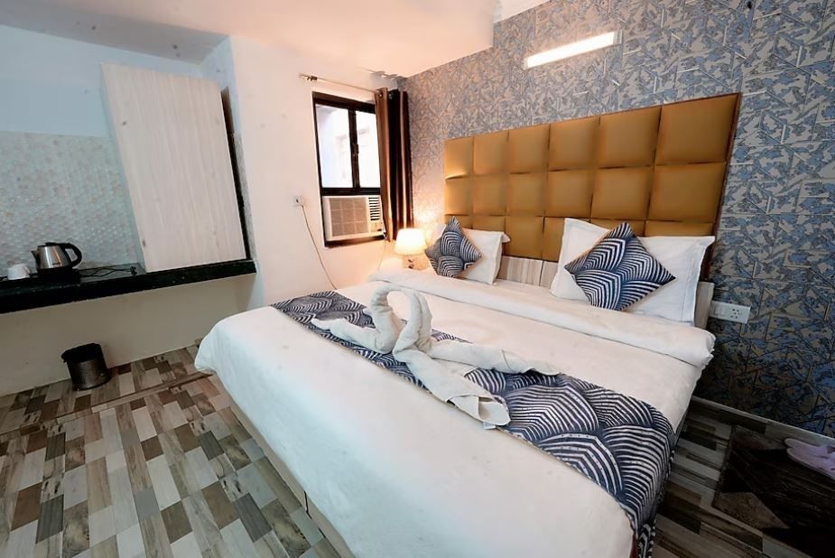 Hotel Clink Delhi Airport Deluxe Room With high Speed Wi-Fi 4