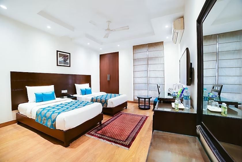 EXECUTIVE ROOM