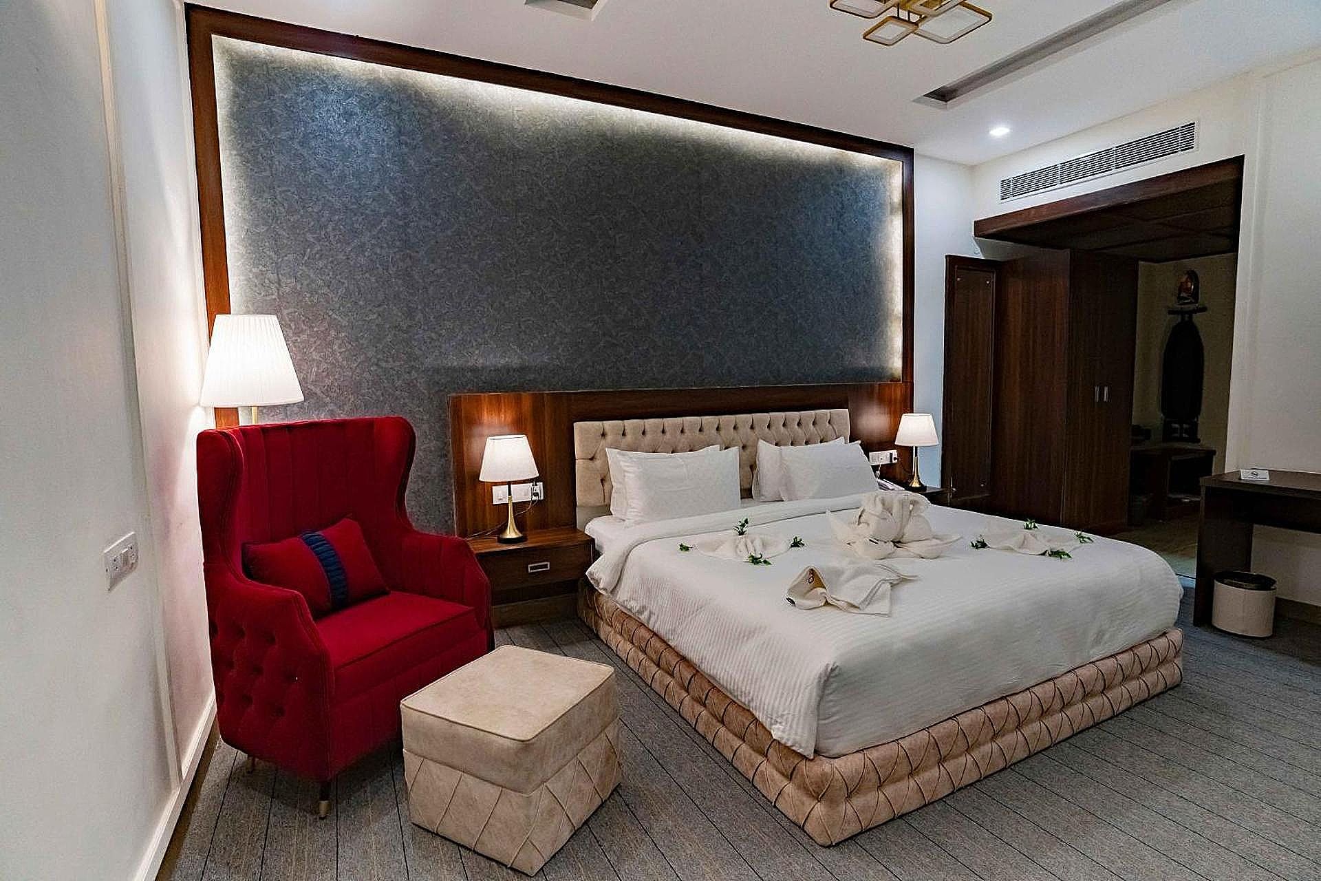 EXECUTIVE ROOM