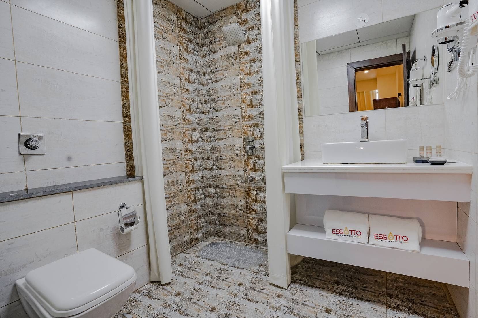 DELUXE ROOM