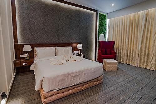 EXECUTIVE ROOM