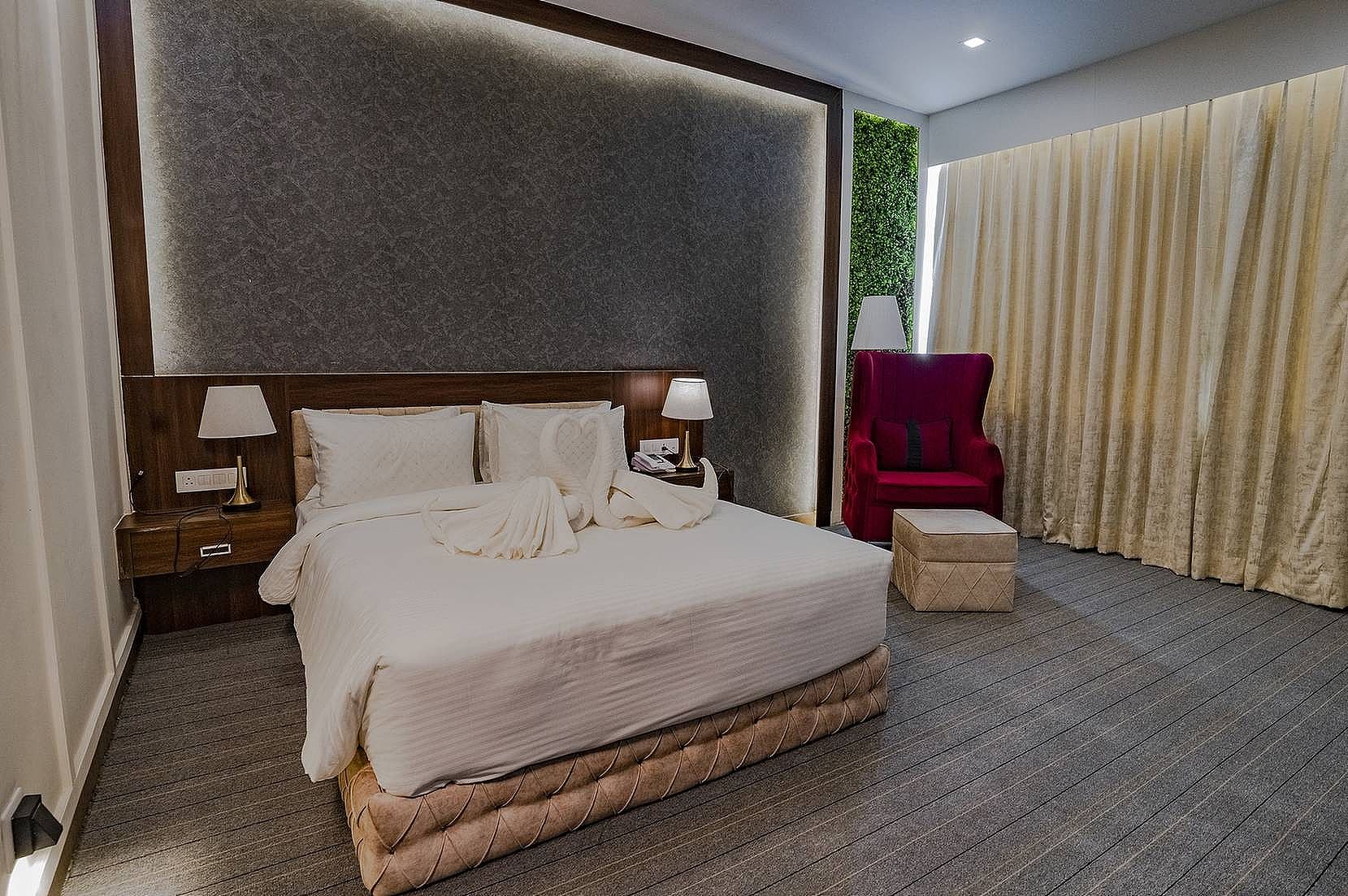 DELUXE ROOM