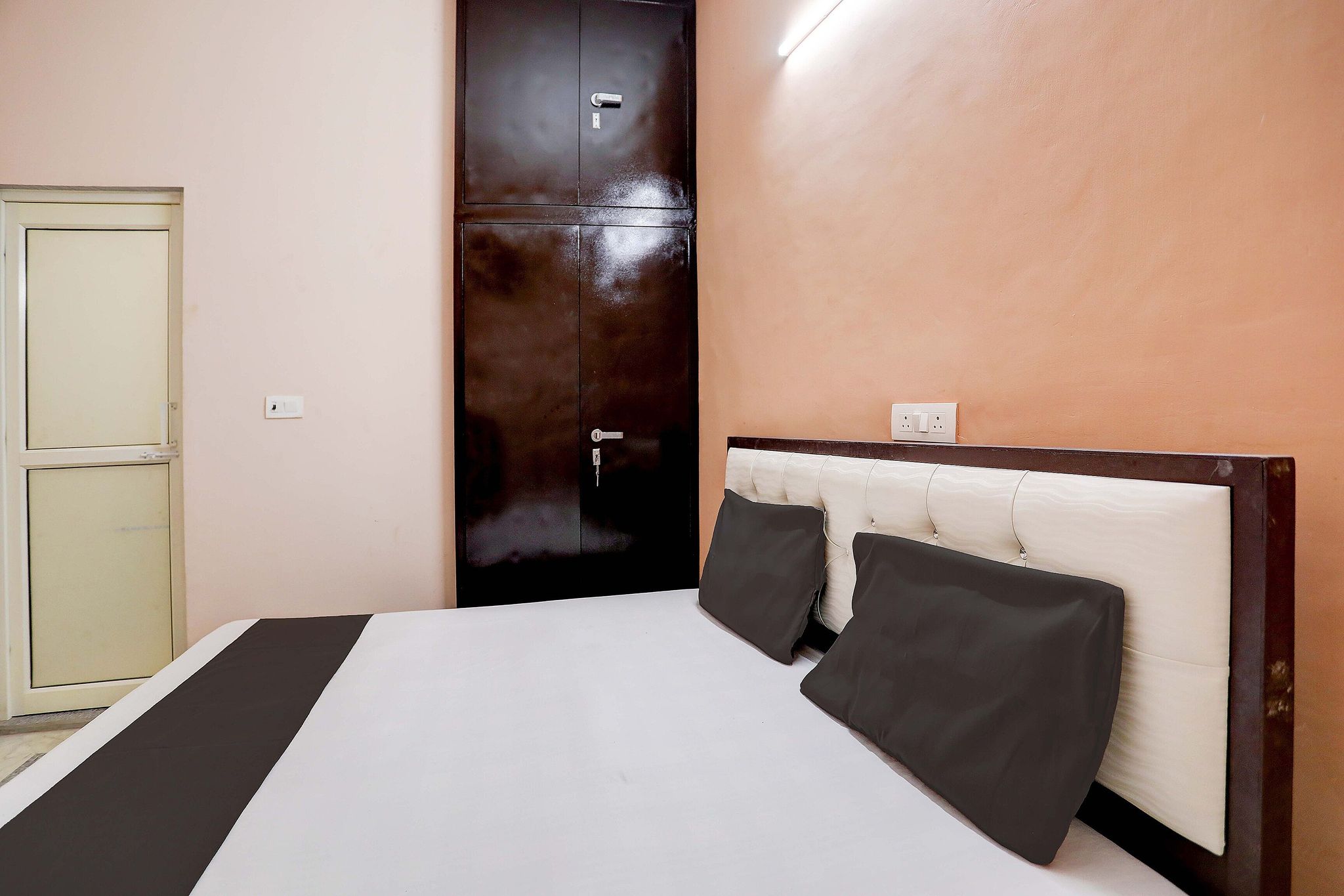 Hotel O Tilak hotel 24 Sector 27 Near by Vinayak Hospital Gali no-6 Classic 9