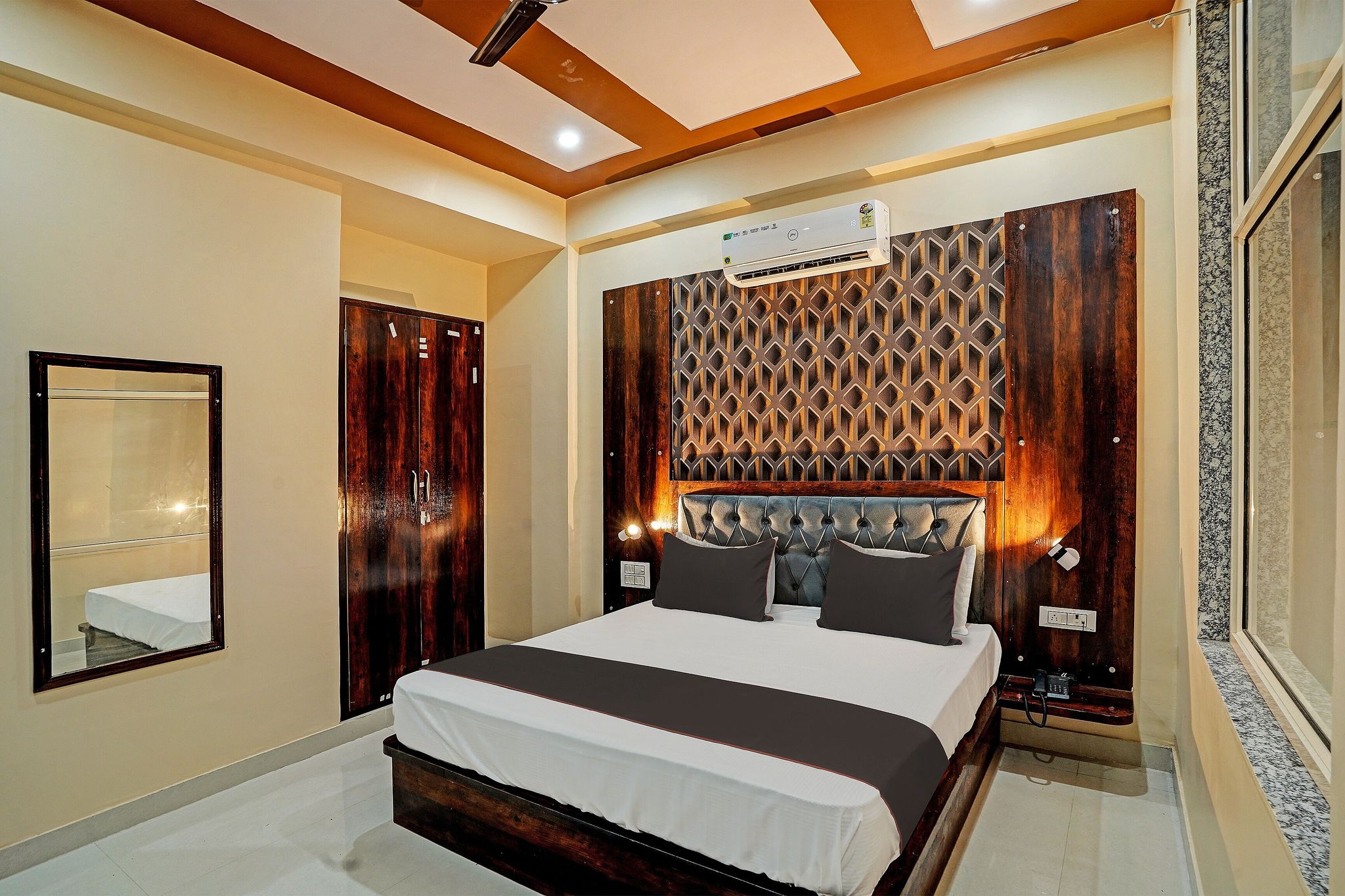 OYO Flagship SR Hotel Classic 9