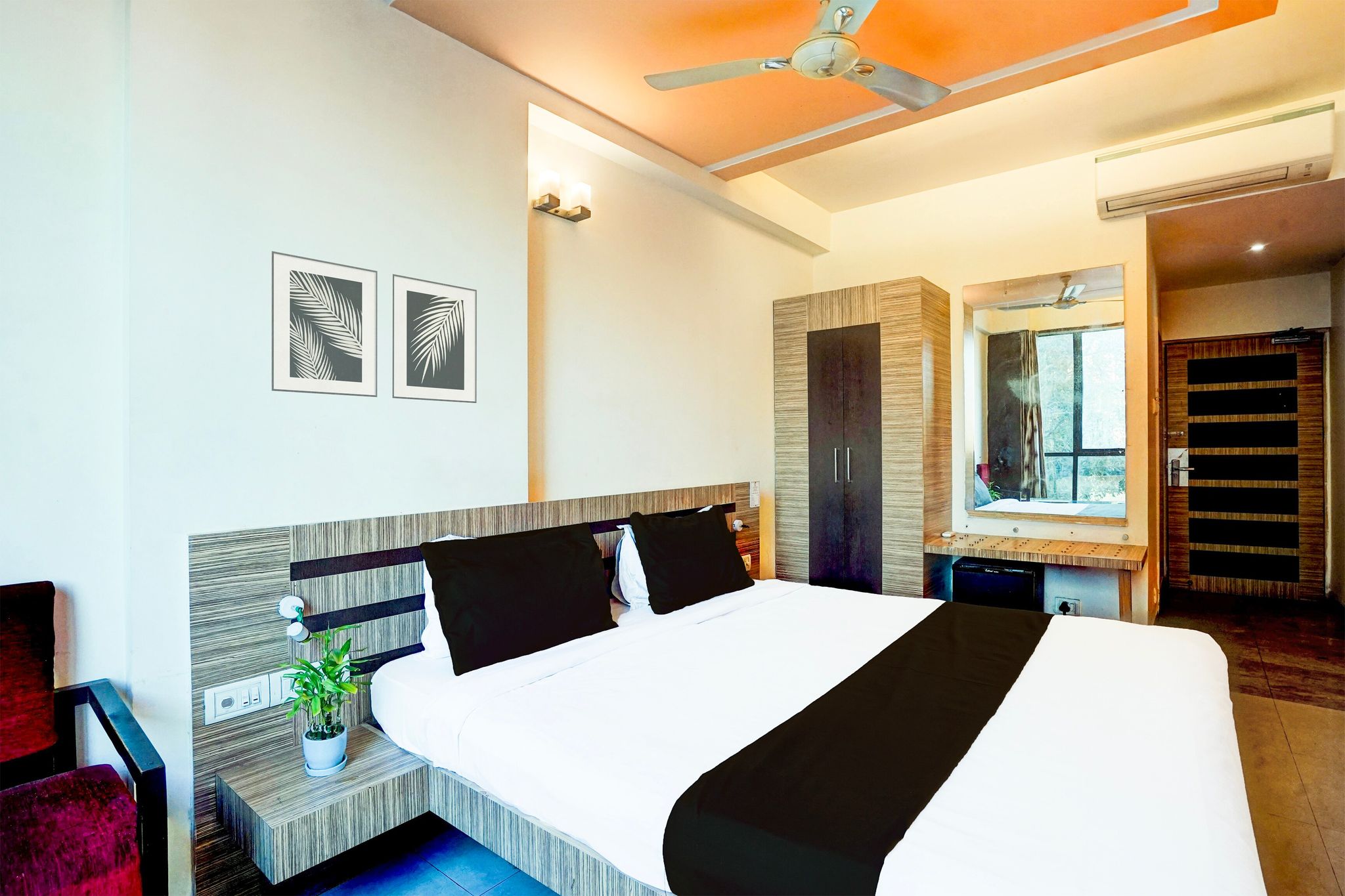 Super Collection O Adarsh Nagar Raja Park formerly Apex Intercontinental