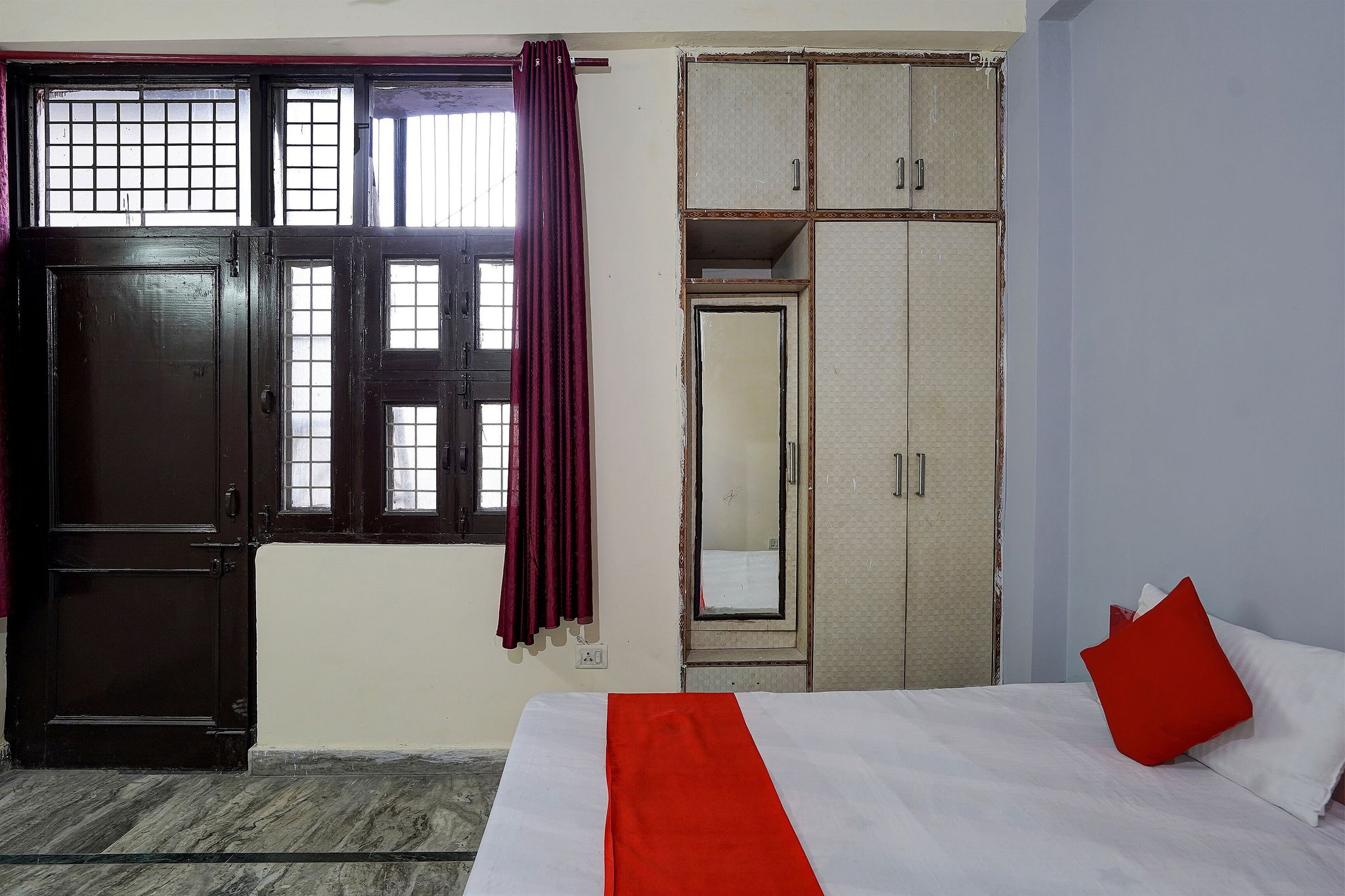 Super Hotel O Khanna Hotel near shakti khand III Indirapuram Classic 8