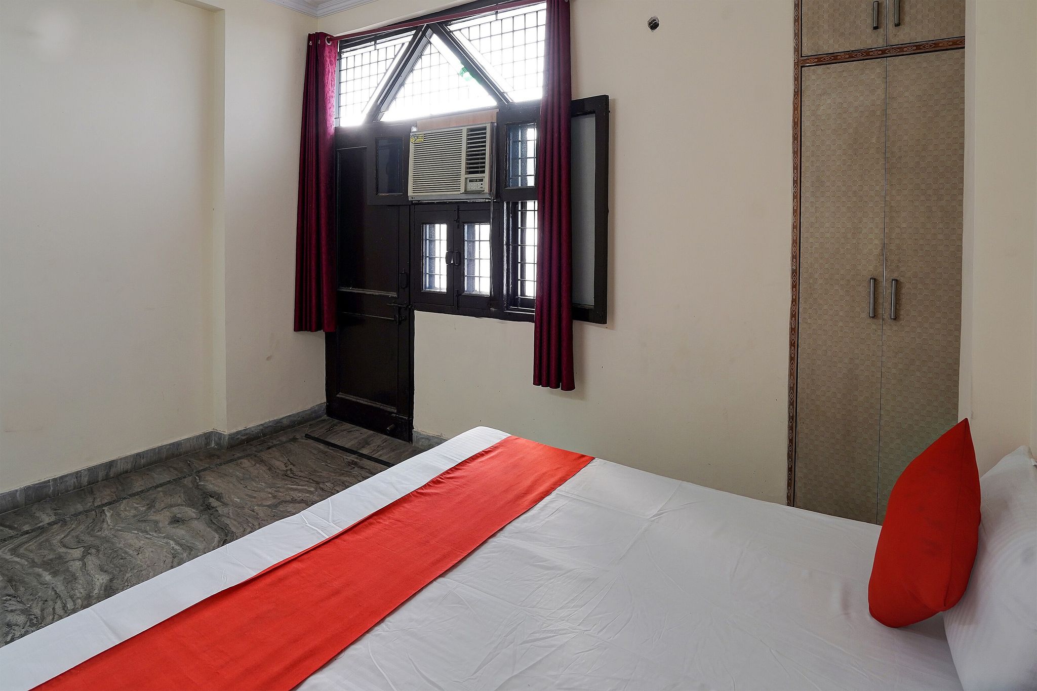 Super Hotel O Khanna Hotel near shakti khand III Indirapuram Classic 5