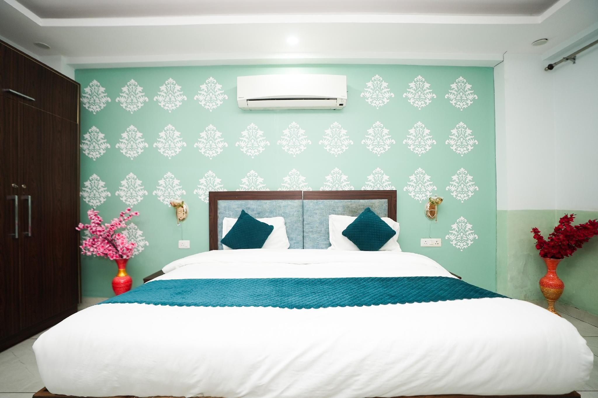 Collection O Tanvi Premium Residency Deluxe Room with Balcony 3