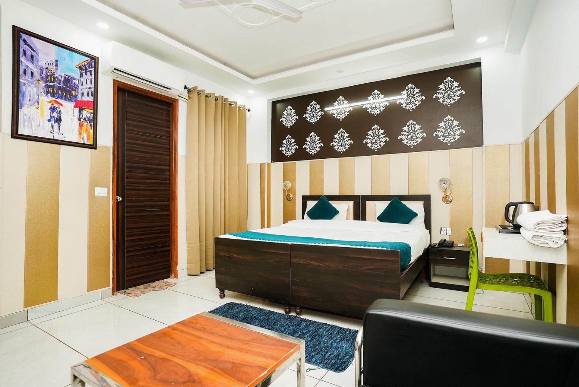 Collection O Tanvi Premium Residency Deluxe Room with Balcony 6