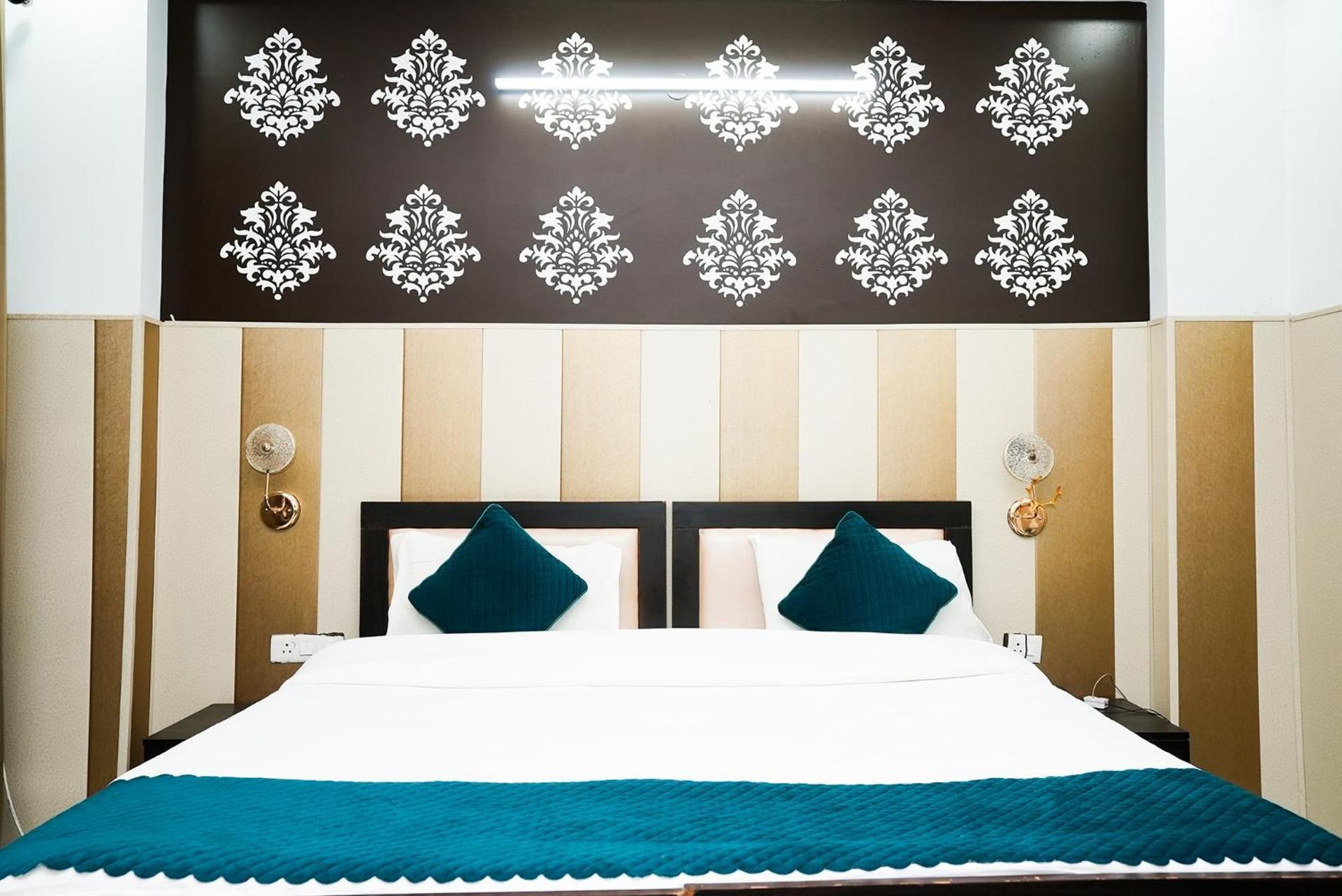 Collection O Tanvi Premium Residency Deluxe Room with Balcony 4