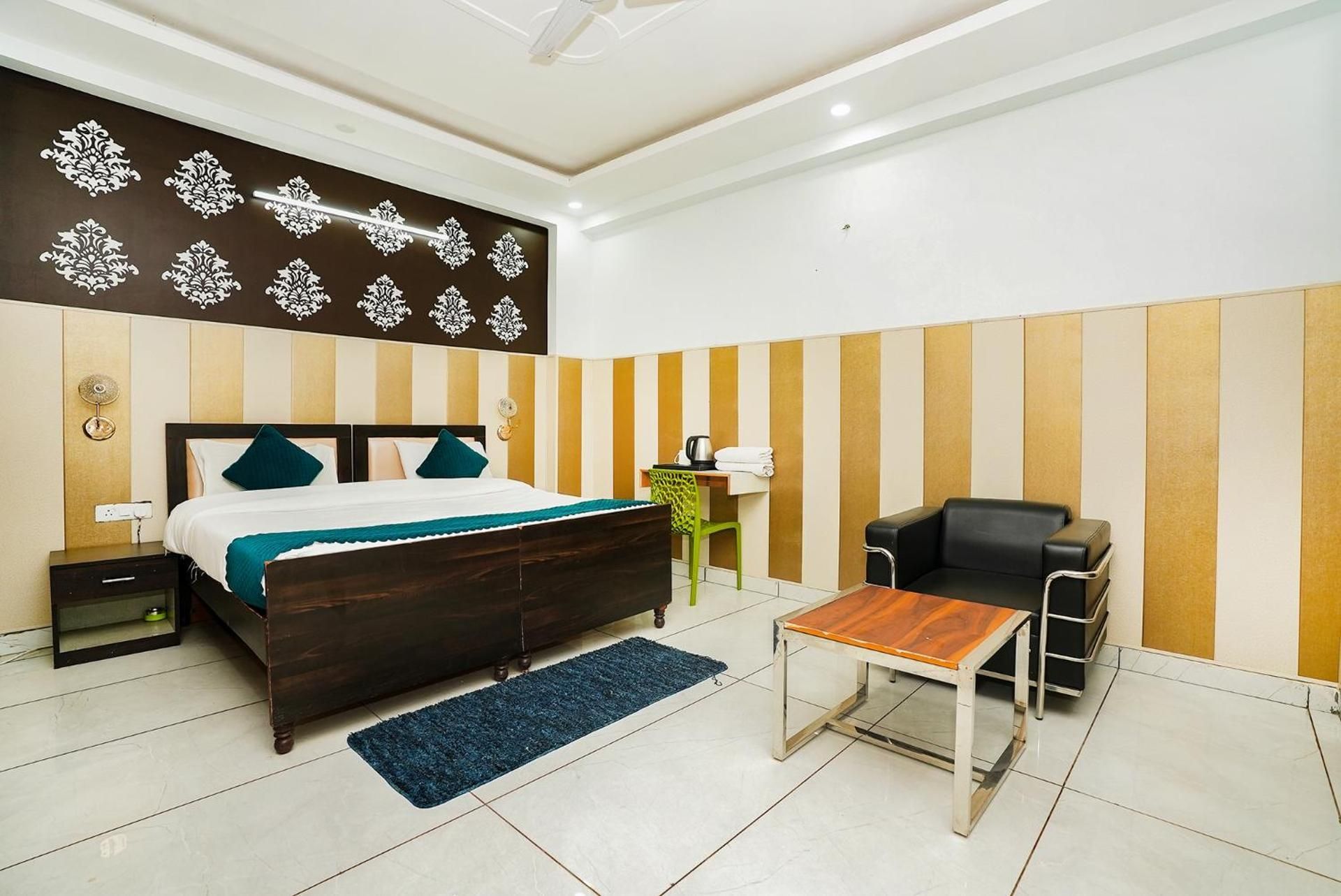 Collection O Tanvi Premium Residency Deluxe Room with Balcony 5