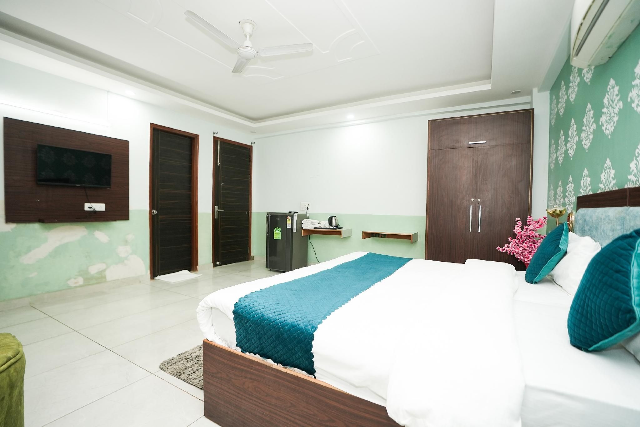 Collection O Tanvi Premium Residency Deluxe Room with Balcony 2