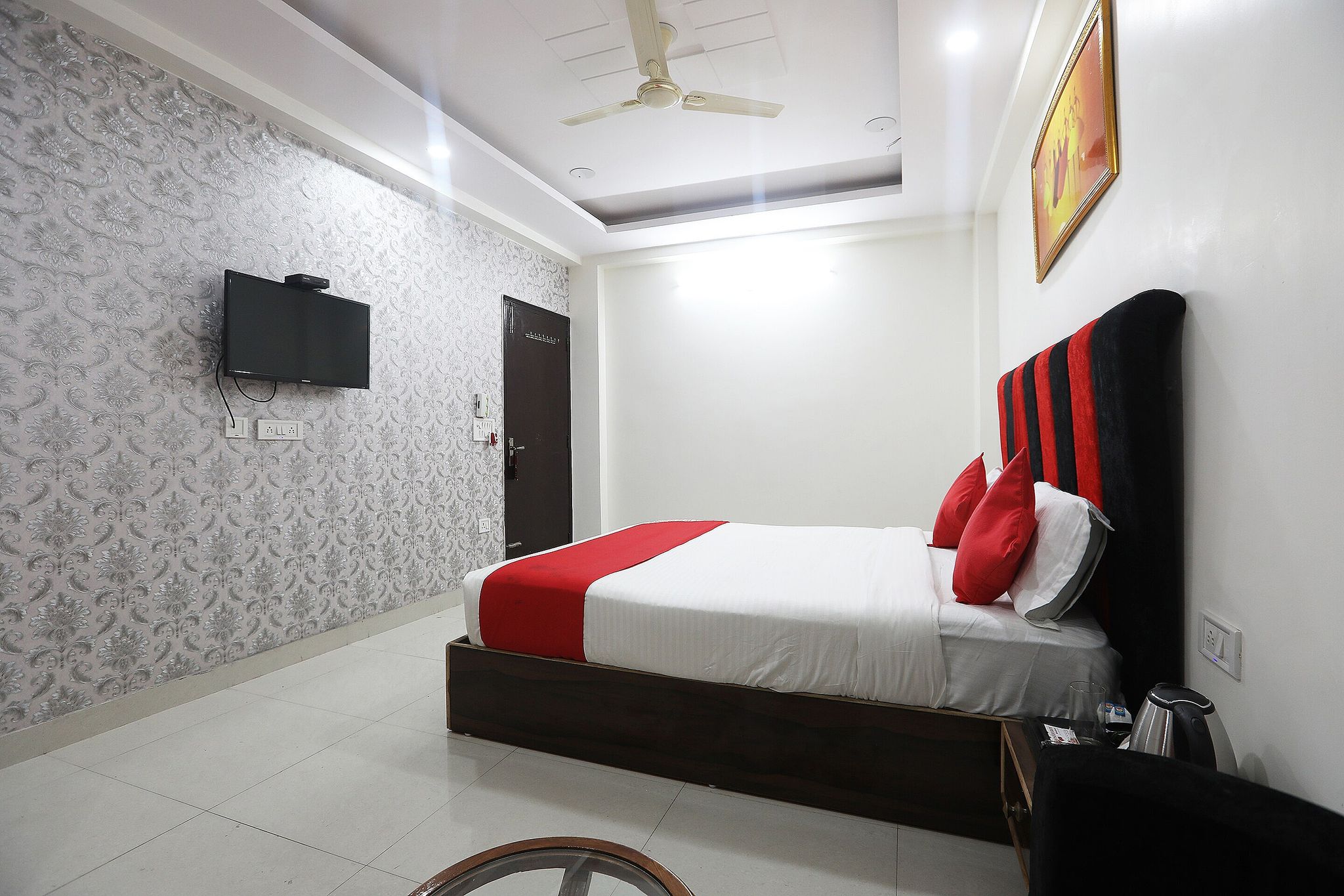 Hotel O by OYO Royal king Classic 2