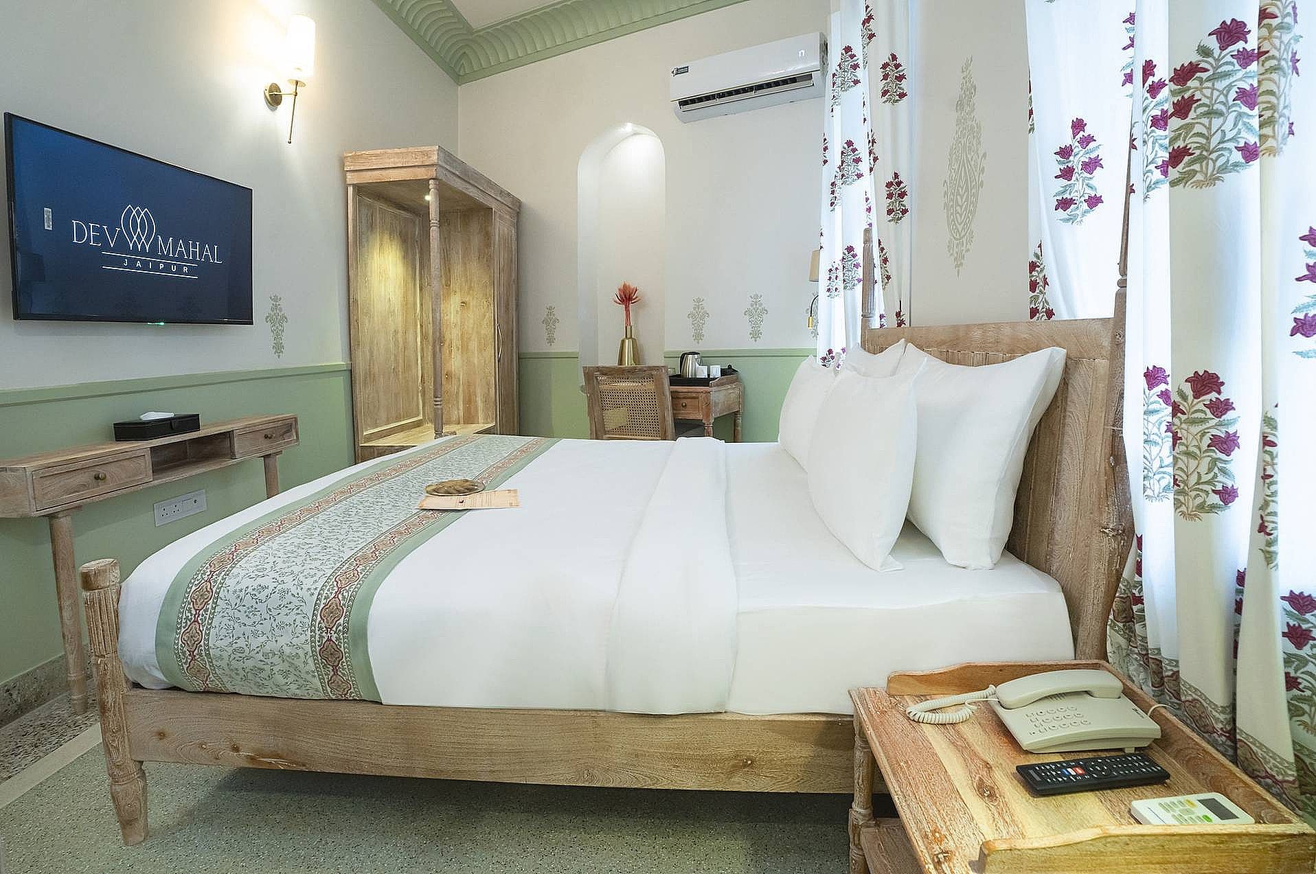 Dev Mahal - A Boutique Heritage Hotel Luxury Room 2