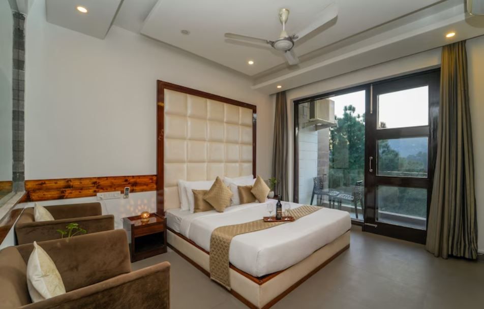 SUPER DELUXE AC With Private Balcony