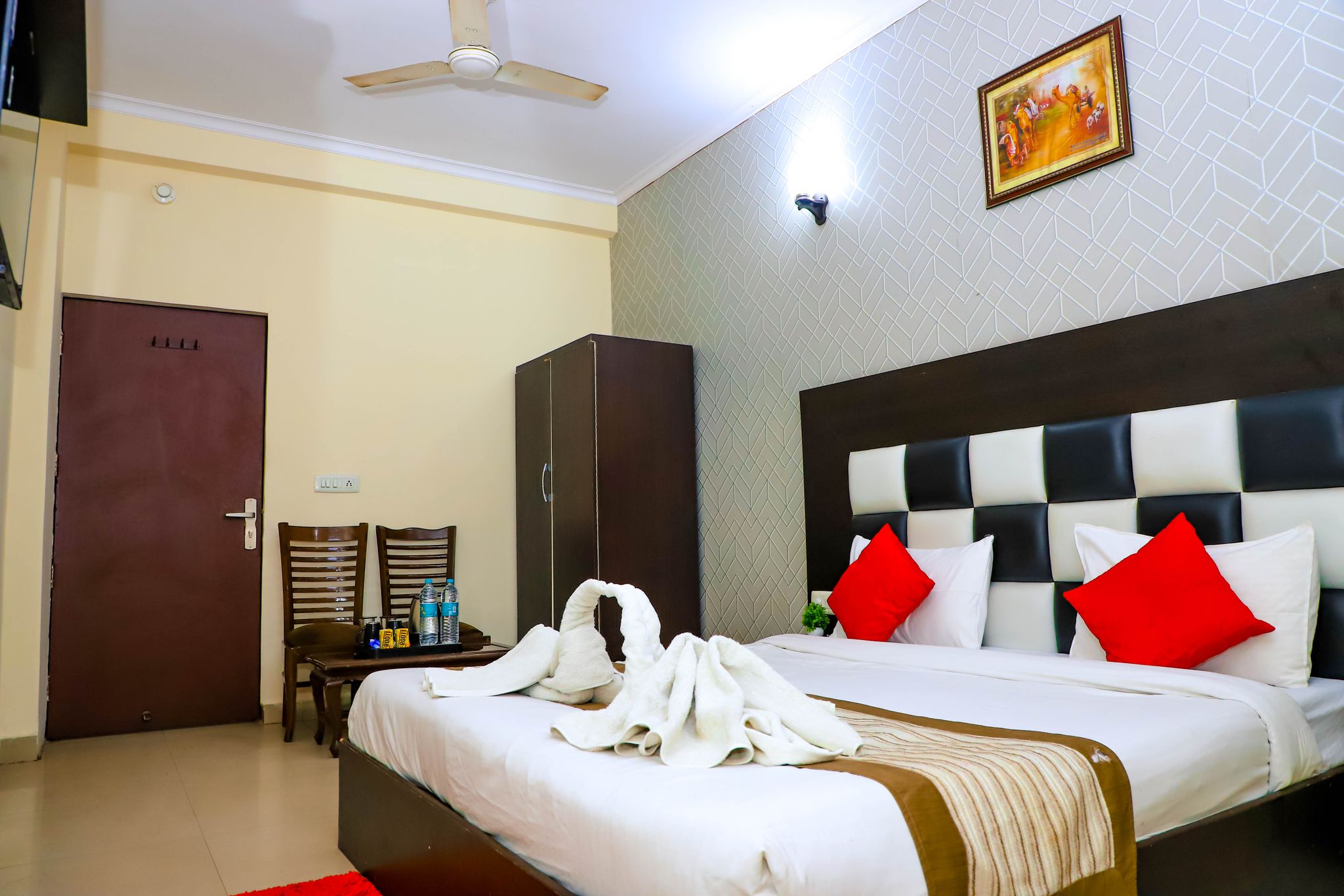 Hotel Global Inn By Quality Inn Deluxe Room (High Speed Wi-Fi) 7