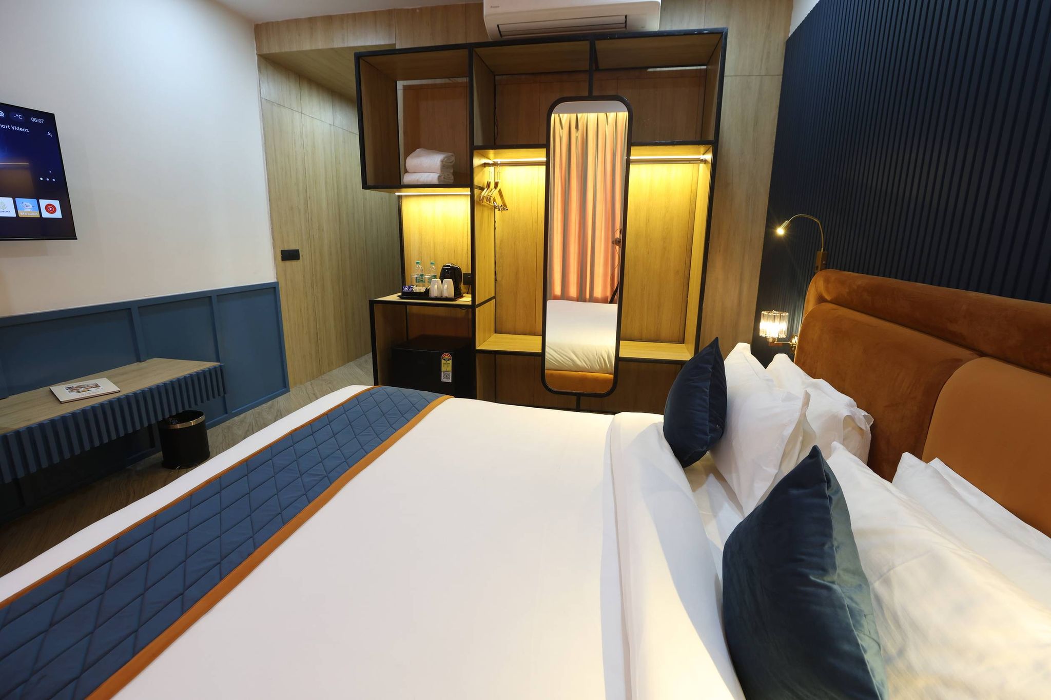 The Park Gate  SUPER DELUXE 12