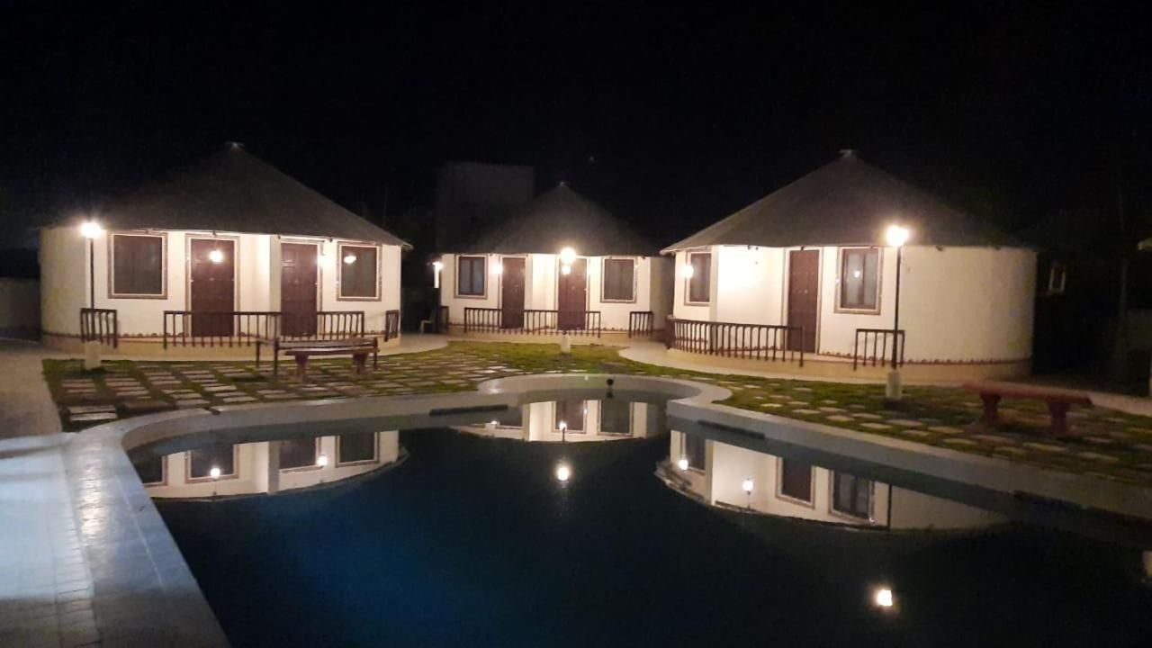 PREMIER POOL VIEW COTTAGE ROOM