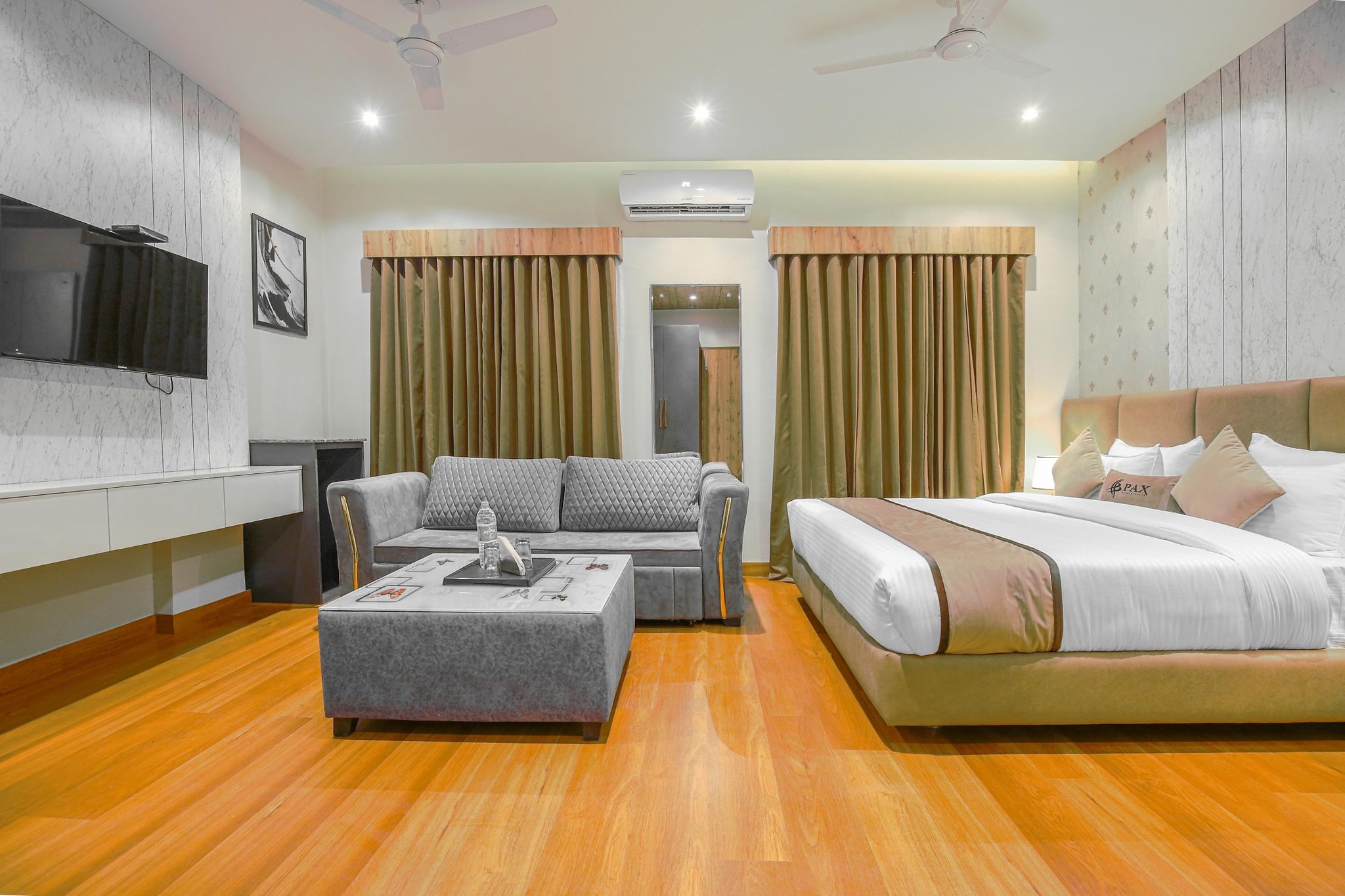 Suite Room with Bathtub (City View)