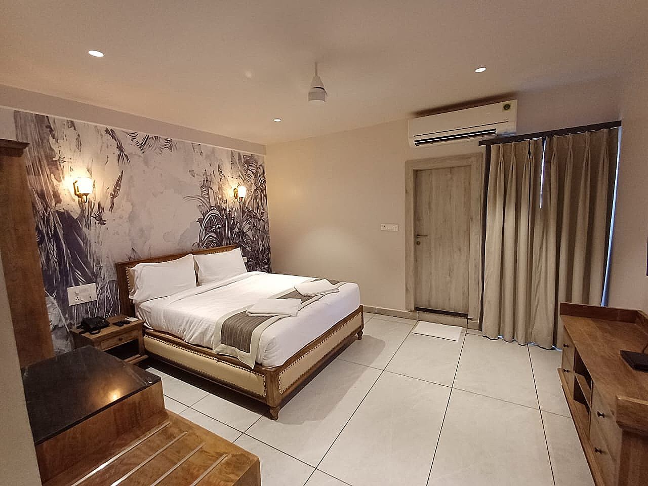 Deluxe Queen with Balcony