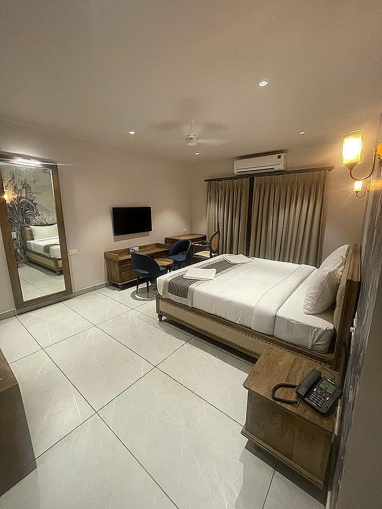 Deluxe Queen with Balcony