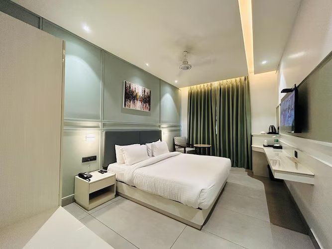 Five Elements Hotels Goldleaf Haldwani Superior double Room with city view 2