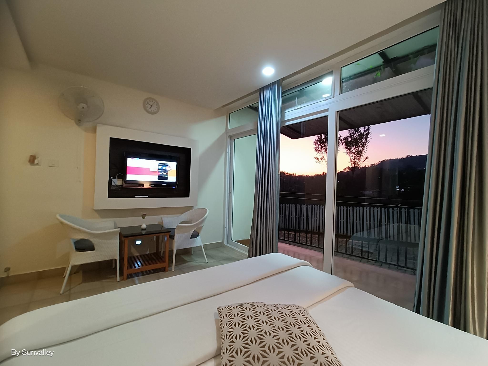 Deluxe Valley View Room