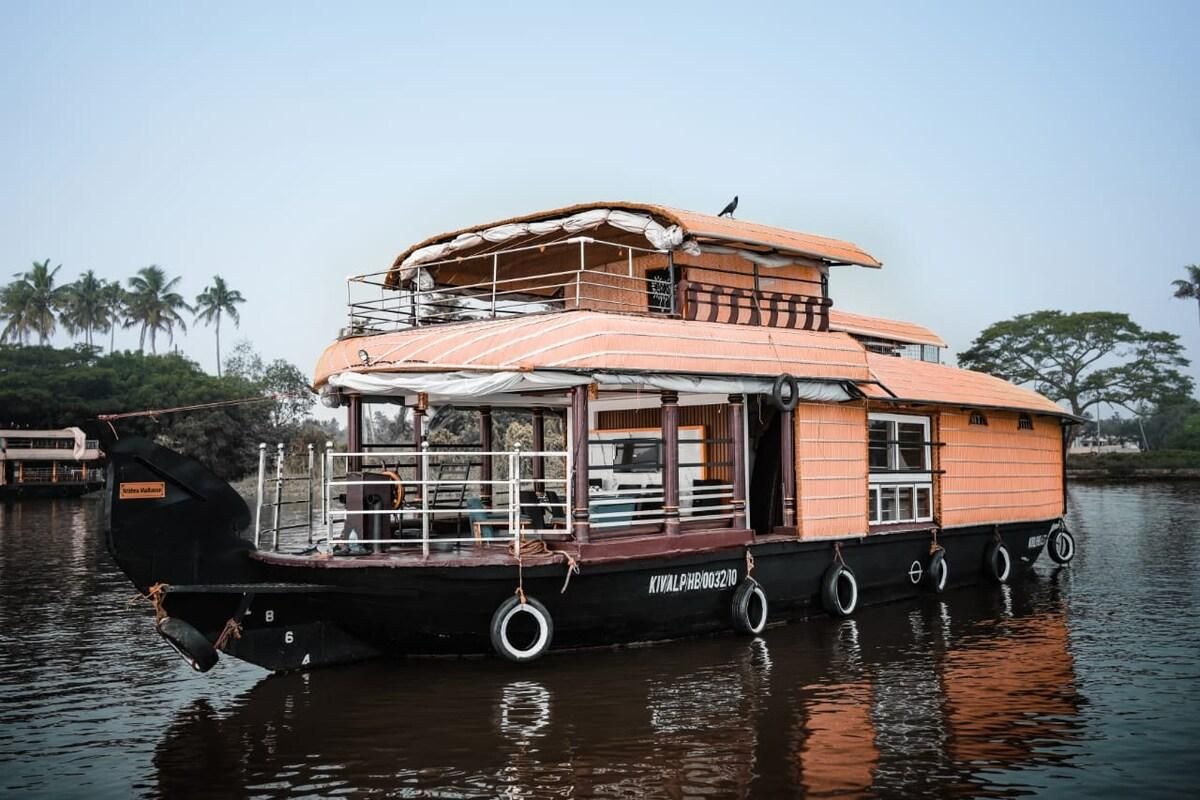 Honeymoon Houseboat