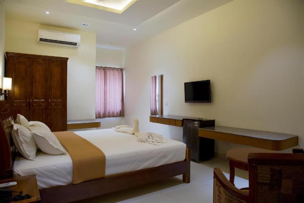 The Grand White Palace Deluxe Room 6