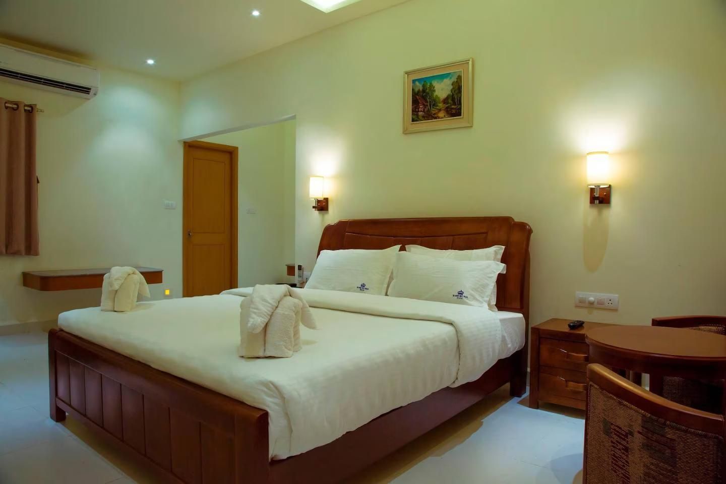 The Grand White Palace Deluxe Room 3