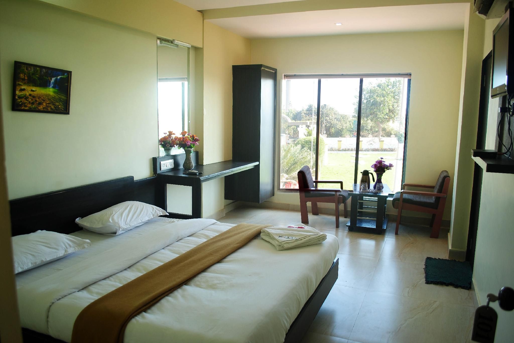 Safari Hotel & Resort Somnath Deluxe Room 4