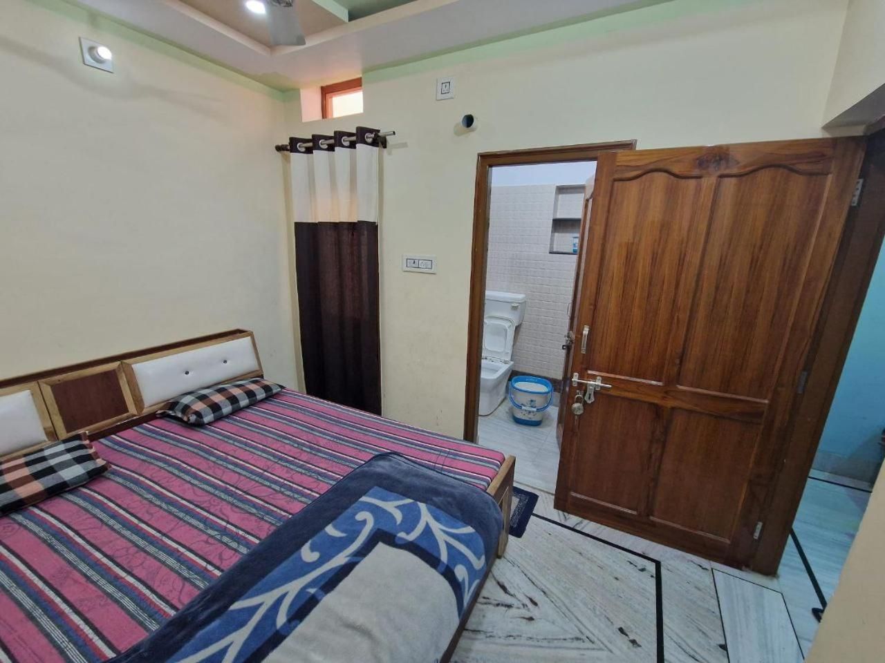 Max Queen Room