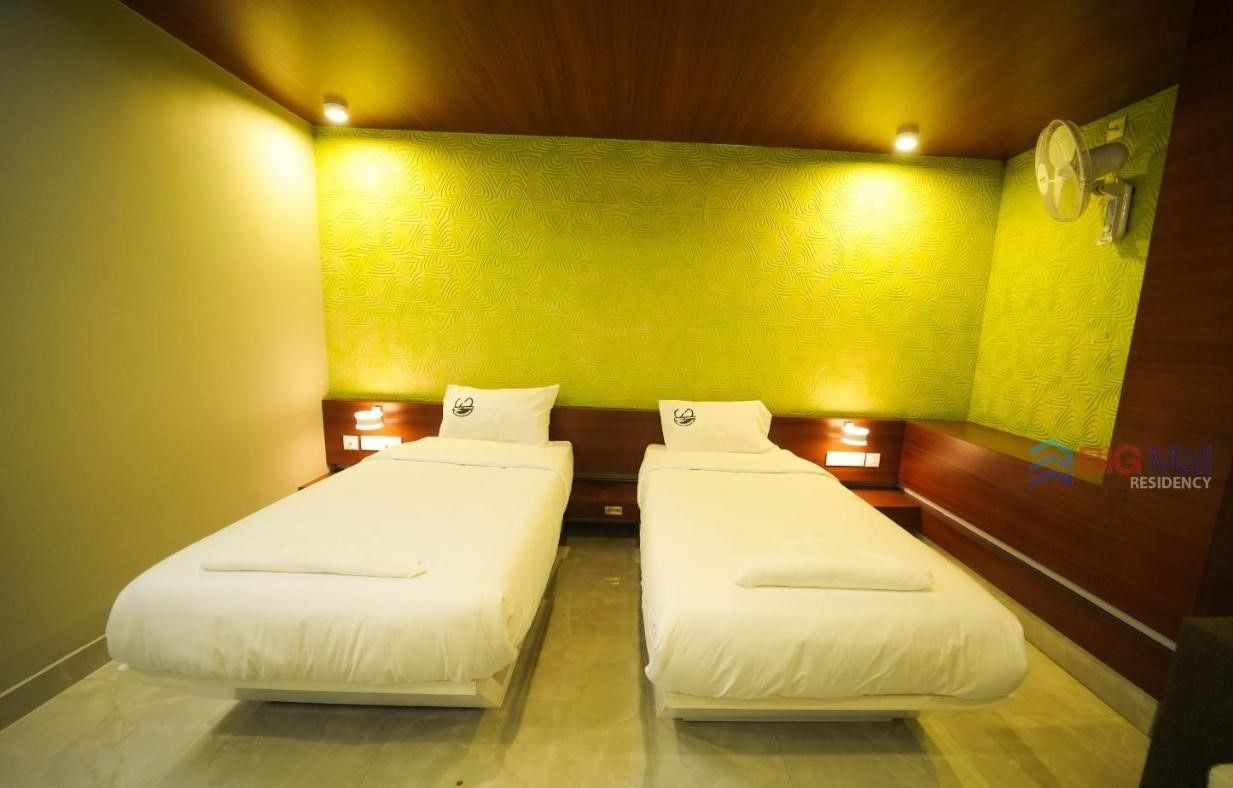 Big Mall Residency Non AC Room With Wall Fan 3