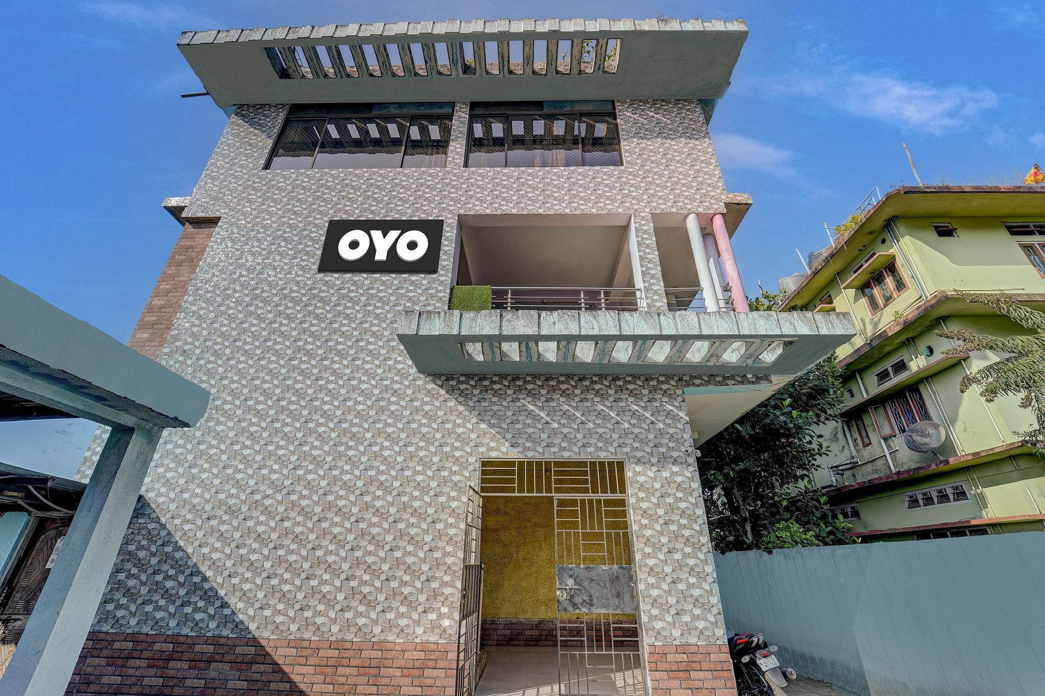 Hotel O Home Trimurti guest house