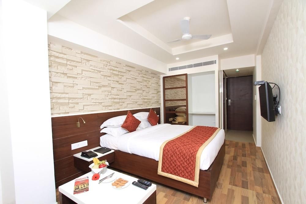 Accessible Queen Bed Studio