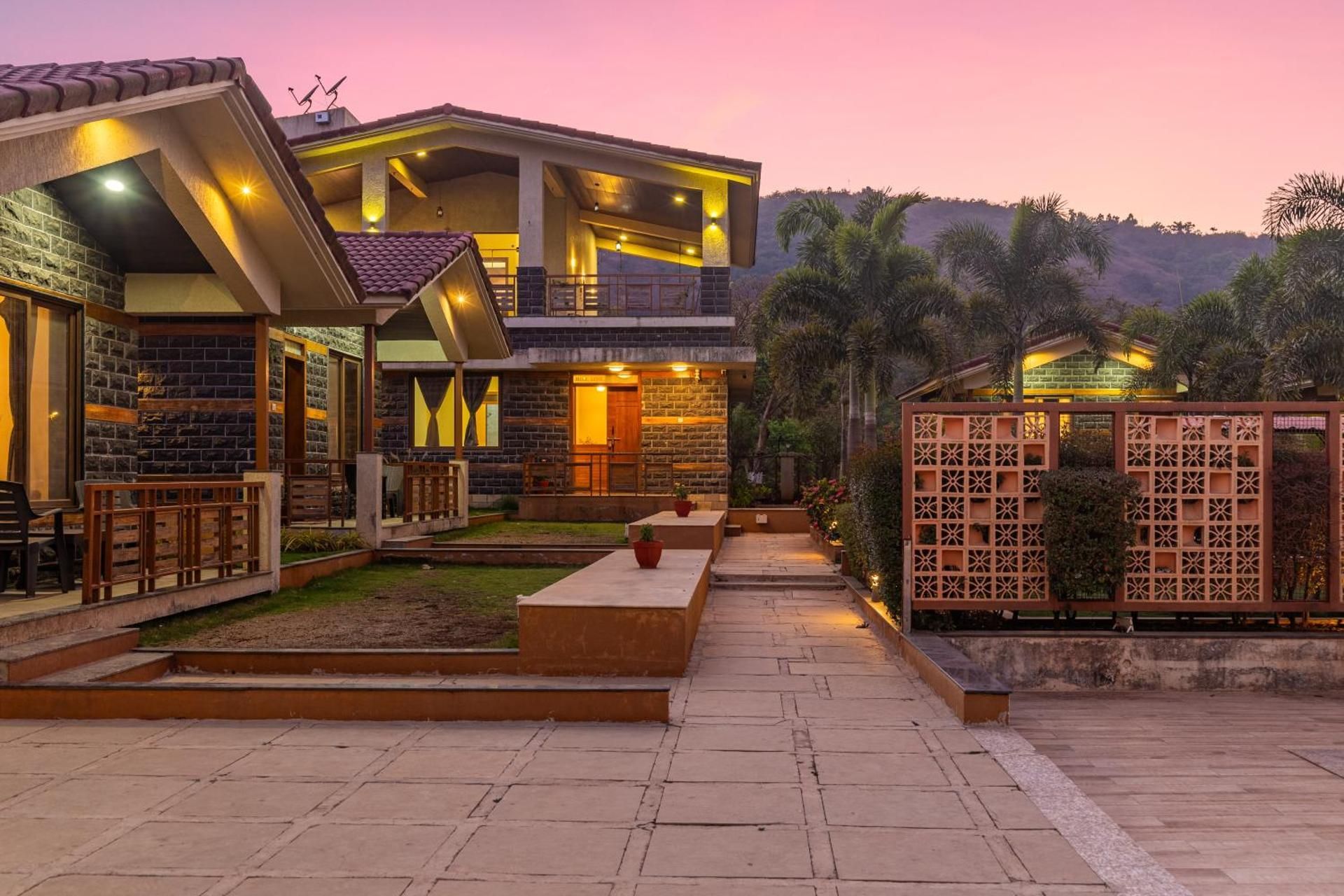 Hillside Resort Lonavala - Mountain view 