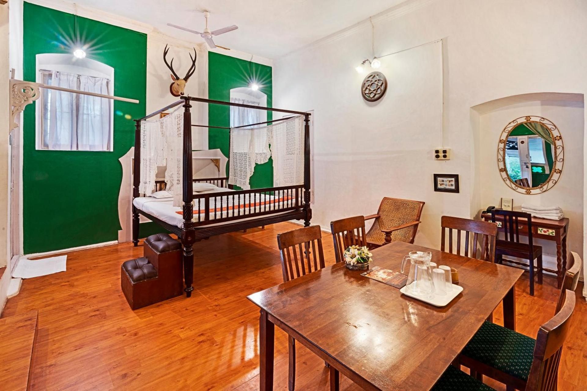 INDeco's Lake Forest Hotel  Cantonment Suite