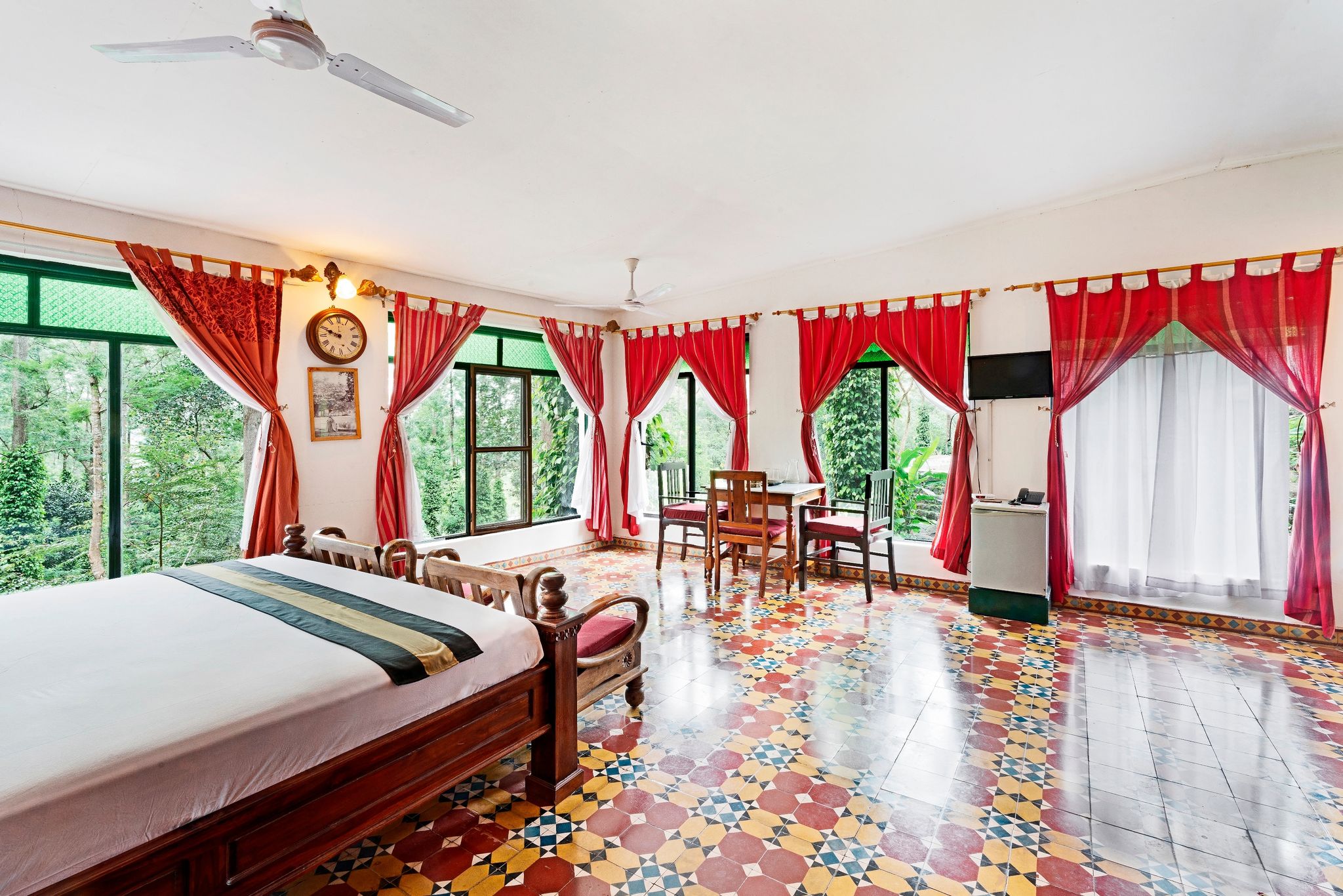 INDeco's Lake Forest Hotel  Cantonment Suite 2