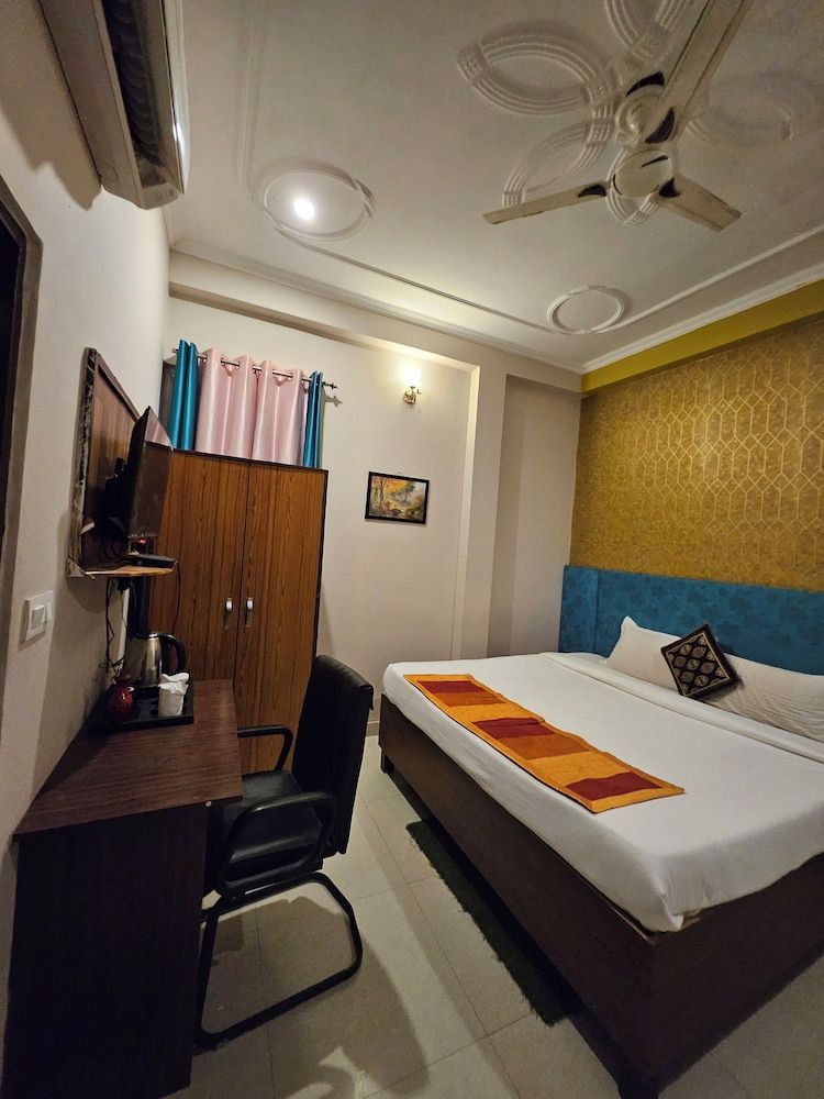 The Indraj Palace Hotel Deluxe Room, Balcony, Mountain View 8