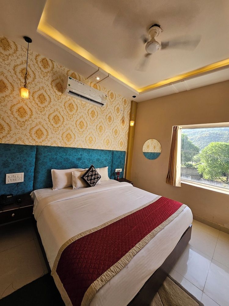The Indraj Palace Hotel Deluxe Room, Balcony, Mountain View 4