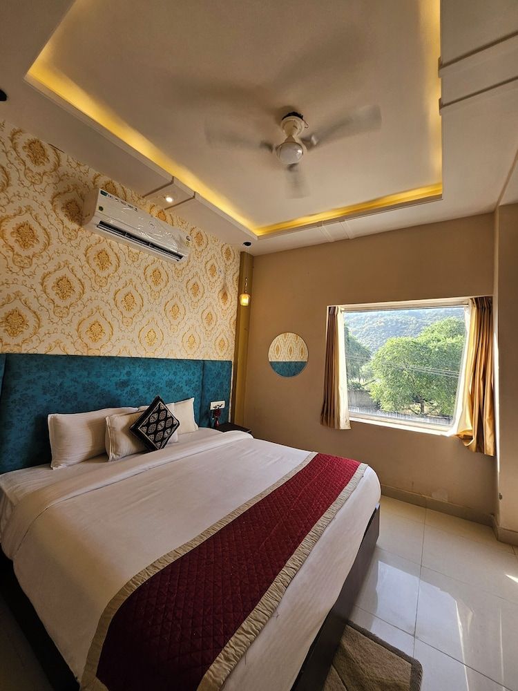 The Indraj Palace Hotel Deluxe Room, Balcony, Mountain View 5