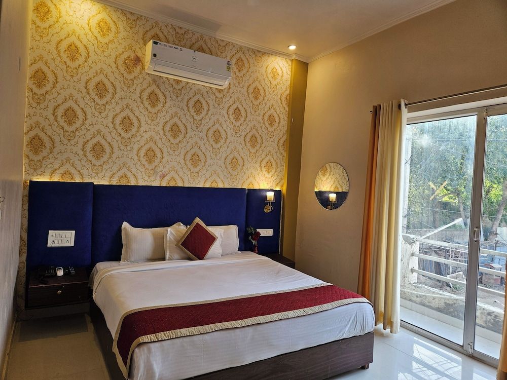 The Indraj Palace Hotel Deluxe Room, Balcony, Mountain View 3