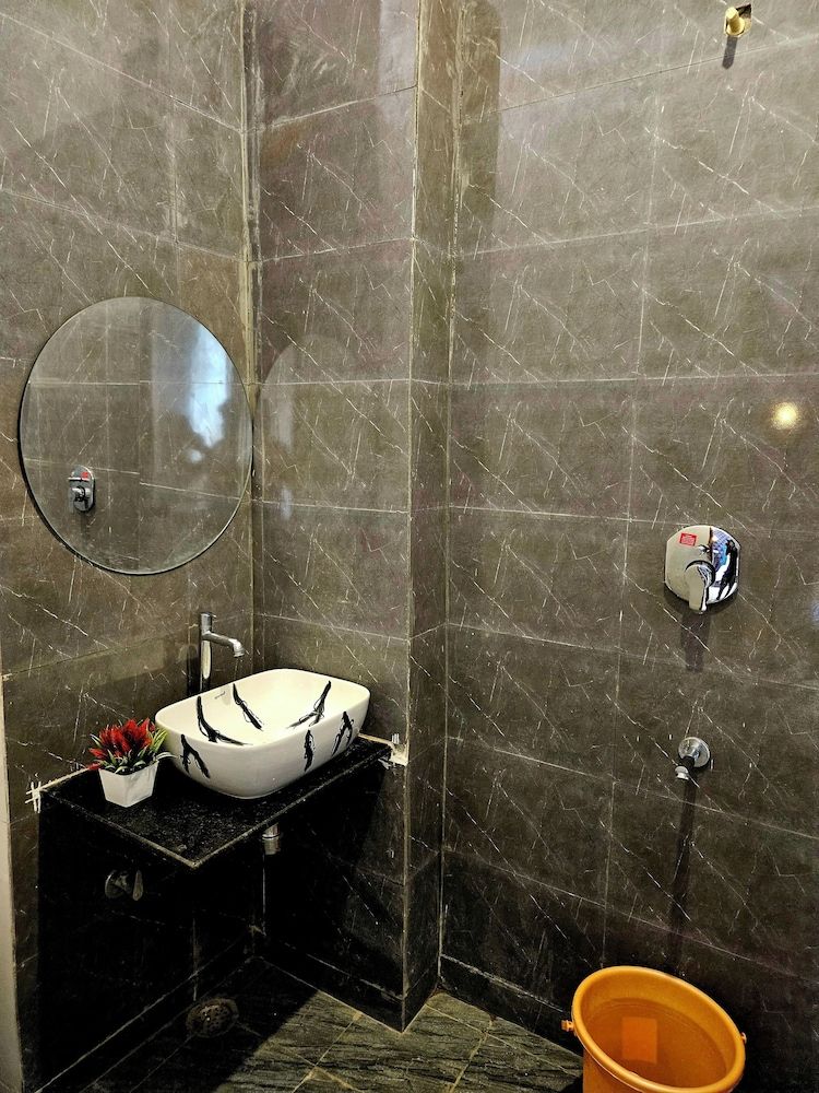 The Indraj Palace Hotel Deluxe Room, Balcony, Mountain View 9