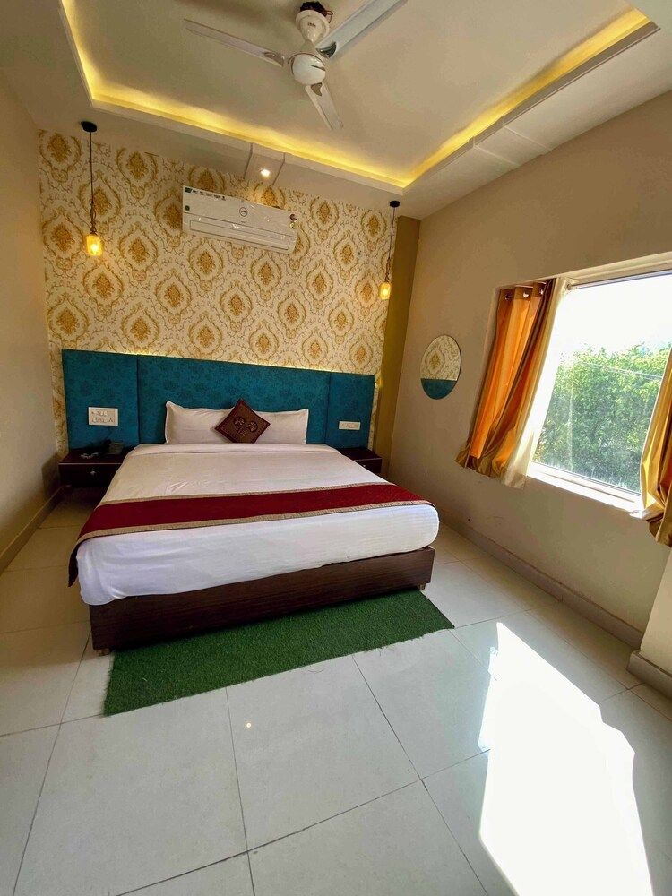 The Indraj Palace Hotel Deluxe Room, Balcony, Mountain View 2
