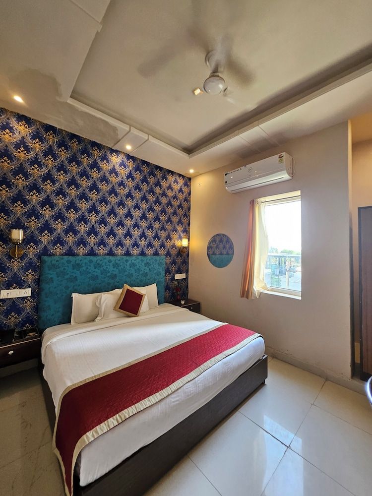 The Indraj Palace Hotel Deluxe Room, Balcony, Mountain View 7