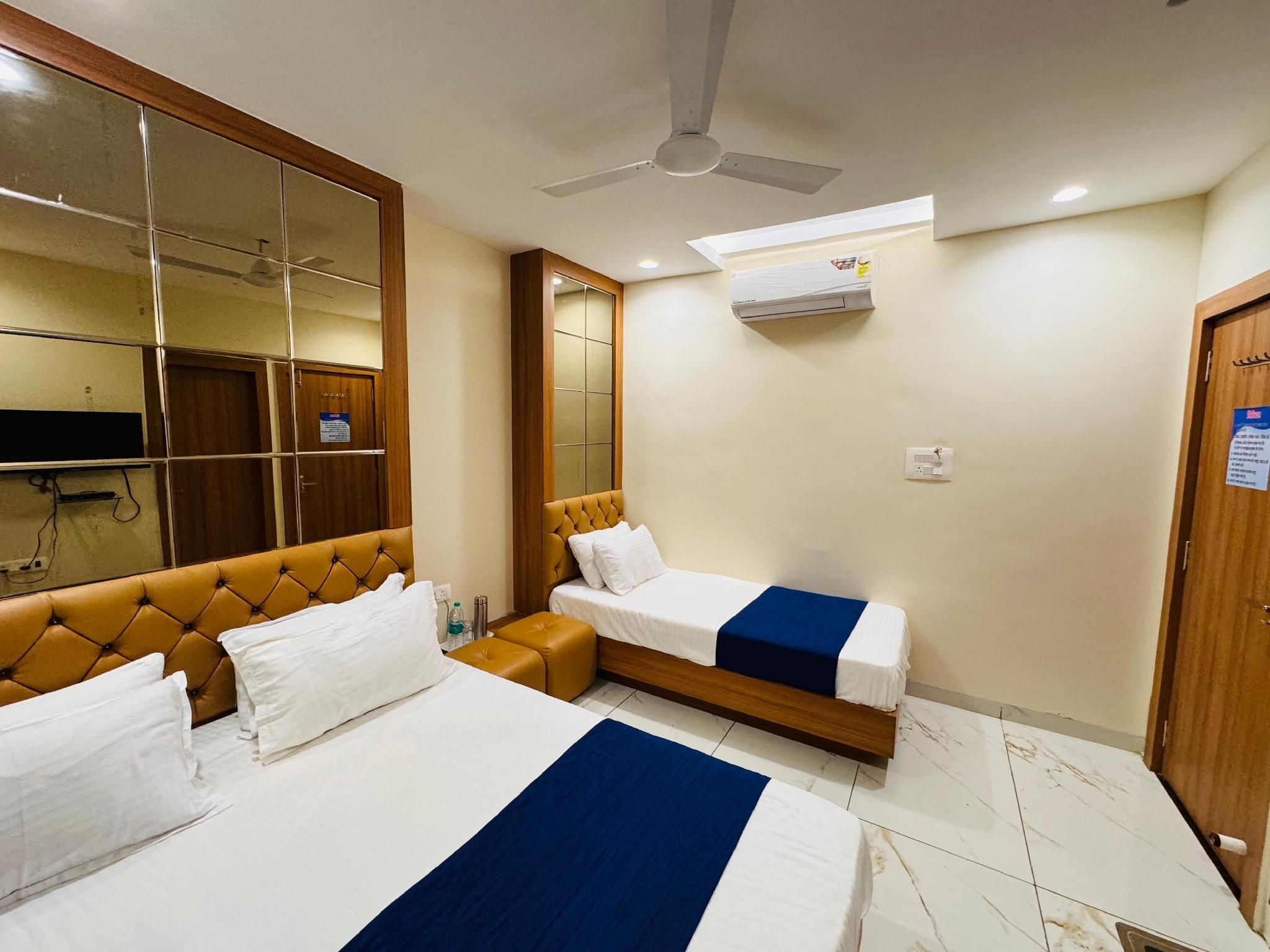 Hotel Shree Krishnam Triple Deluxe Room 3