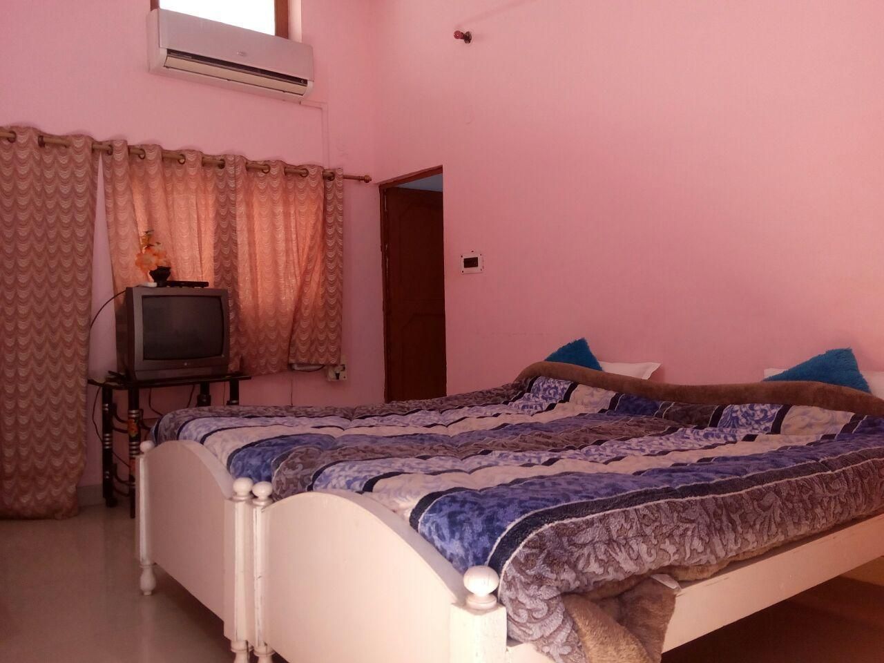 Hotel Shri Mahant Orchha Deluxe Room 3