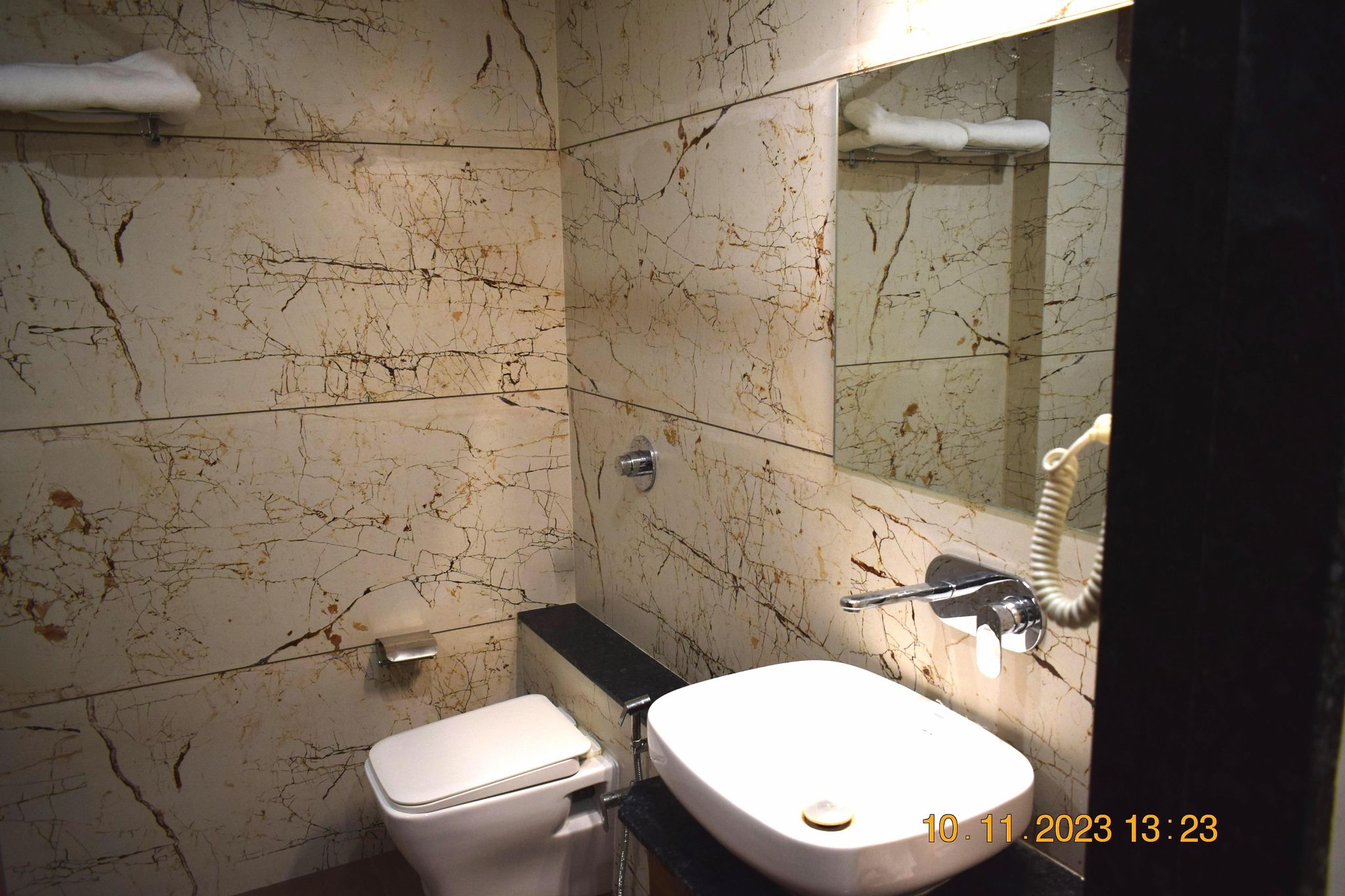 Leela Bizotel SUPERIOR CITY VIEW 4